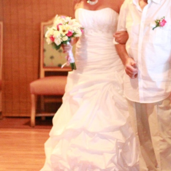 Beautiful wedding dress - Picture 5 of 6